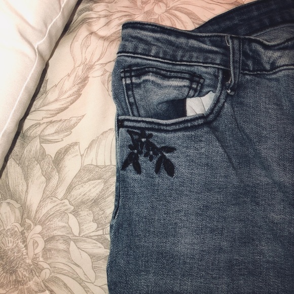 🌸2/20- F21 Rose Embroidered Denim Jeans - Picture 3 of 5